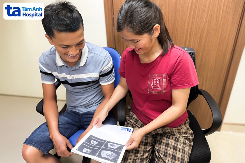 Vợ chồng chị Bảo “mải mê” ngắm nhìn sinh mệnh nhỏ của mình sau nhiều năm “vái tứ phương” tìm con