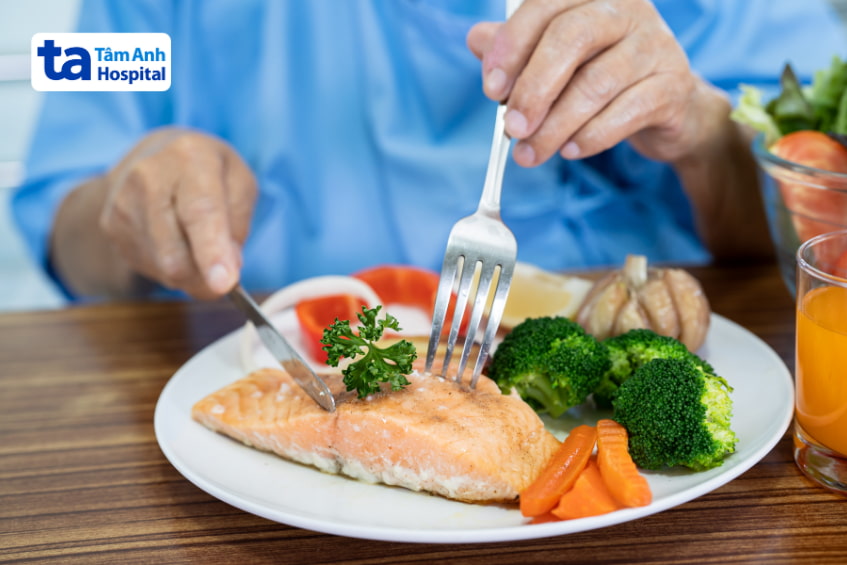 ăn uống lành mạnh sau điều trị teo não ở người già