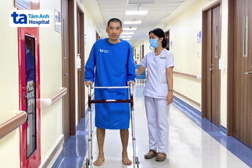 anh hoàng tập đi lại sau phẫu thuật