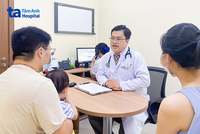 Ba mẹ đưa bé Trúc đi tái khám với bác sĩ Phúc một tuần sau can thiệp