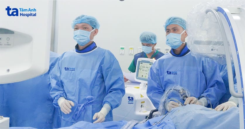 bác sĩ cao vĩnh duy đang thực hiện tán sỏi nội soi ngược dòng