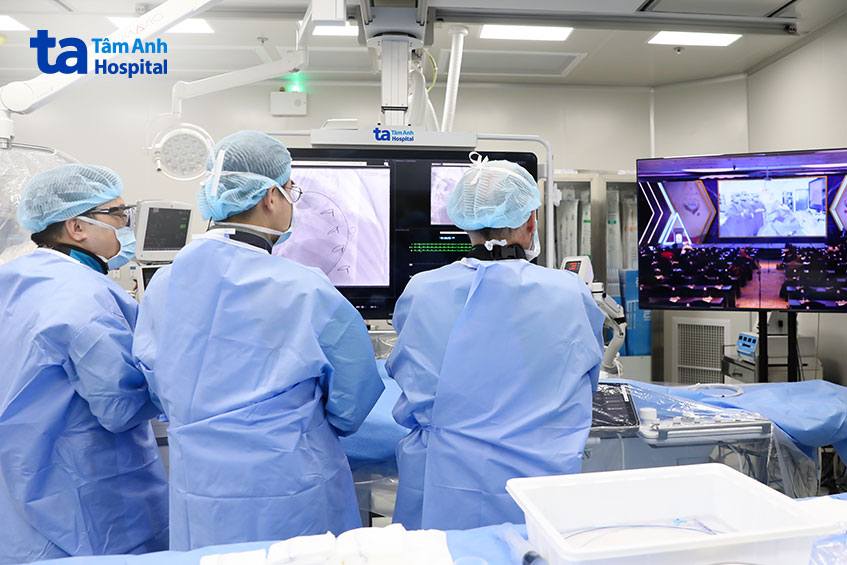 bác sĩ cùng ekip can thiệp