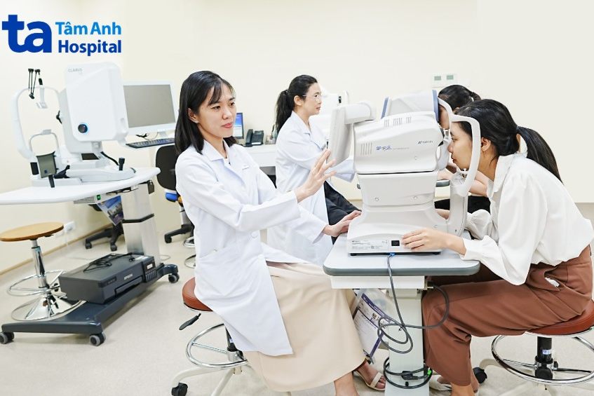 bác sĩ đang khám mắt cho khách hàng