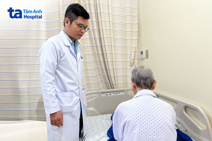 Bác sĩ Danh căn dặn bệnh nhân chế độ chăm sóc, sinh hoạt, tiêm ngừa sau khi xuất viện