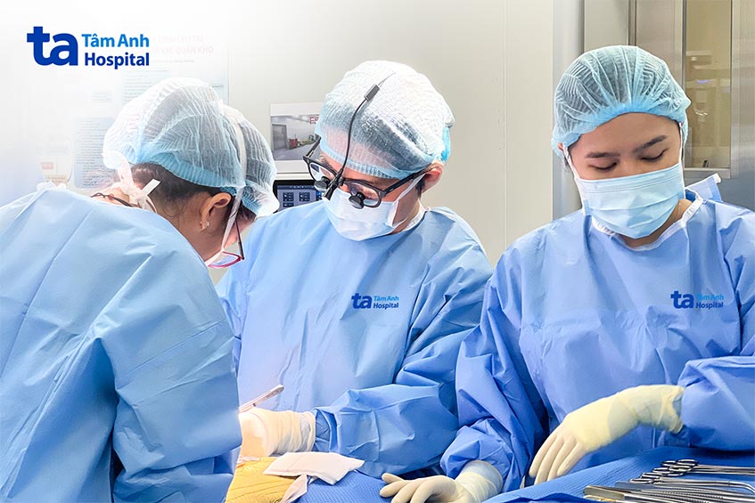 Bác sĩ Dũng (giữa) cùng êkíp phẫu thuật bóc nội mạc động mạch cảnh cho bệnh nhân