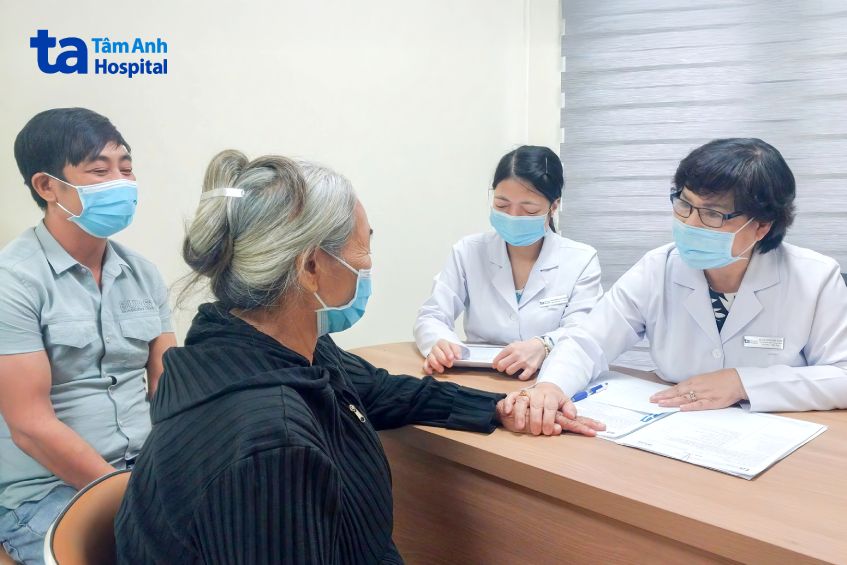 bác sĩ dung khám và tư vấn sức khỏe