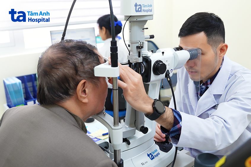 bác sĩ hưng khám đáy mắt cho bệnh nhân