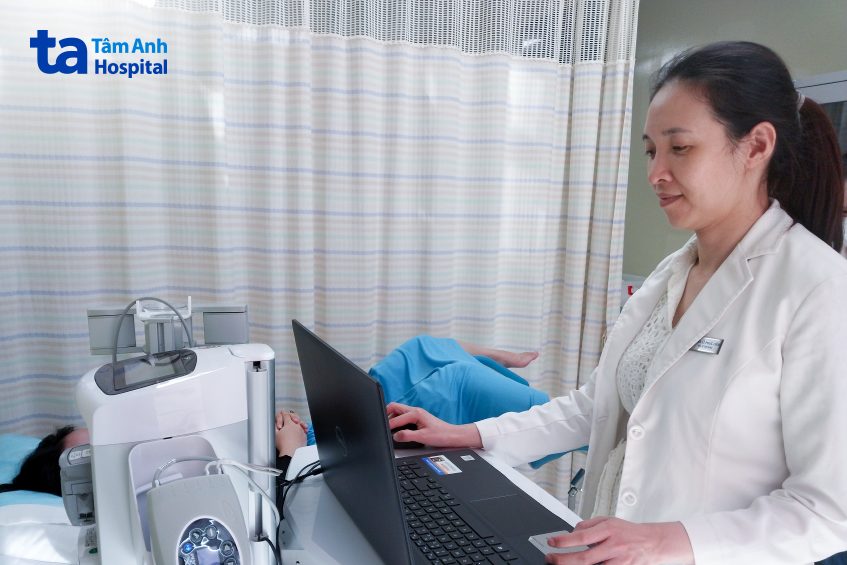 bác sĩ hướng dẫn khách hàng tập cơ sàn chậu