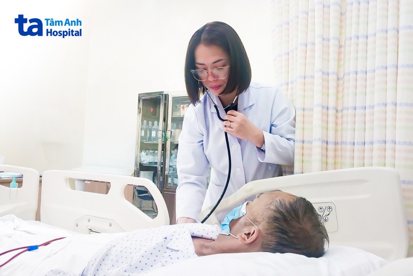 bác sĩ khám cho bệnh nhân