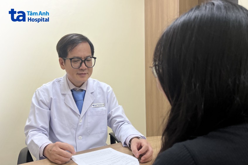 bác sĩ khám cho bệnh nhân