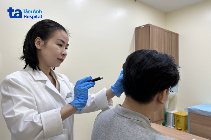 bác sĩ khám cho khách hàng