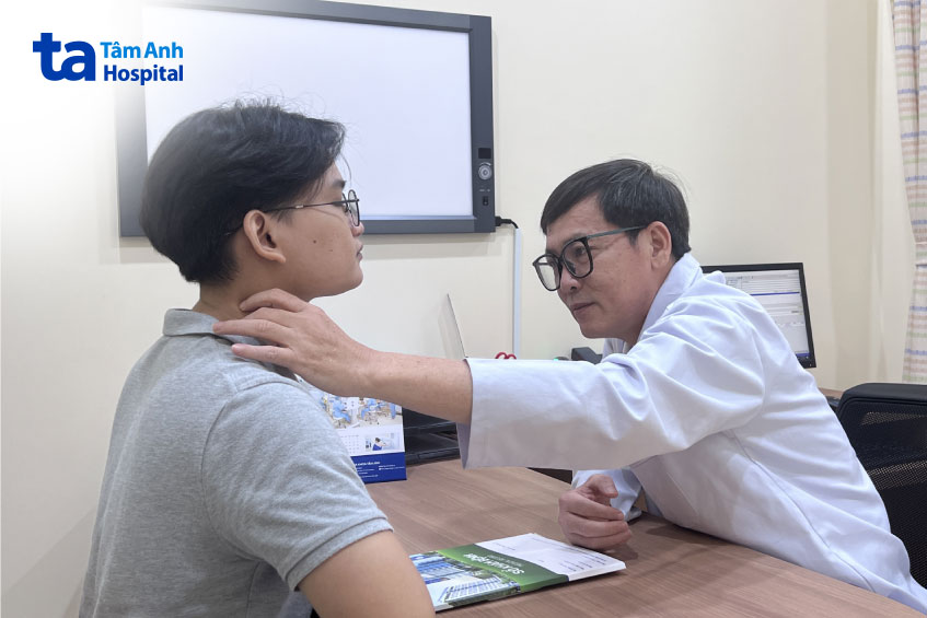 bác sĩ khám sức khỏe đầu mặt cổ
