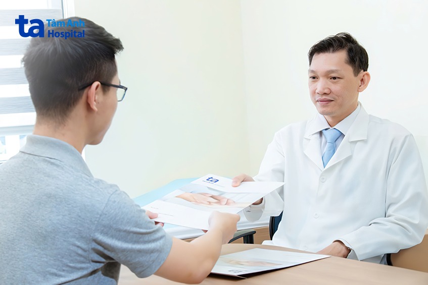 bác sĩ khám và tư vấn với bệnh nhân