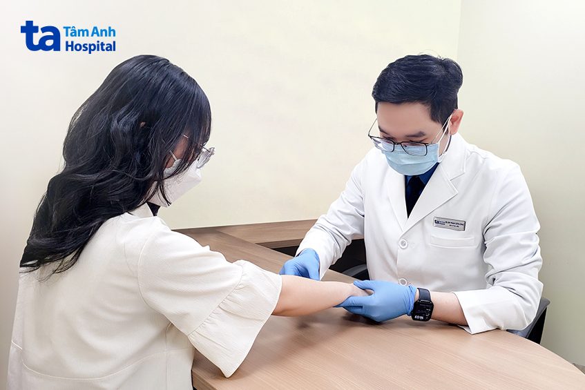 bác sĩ kiểm tra tình trạng bệnh