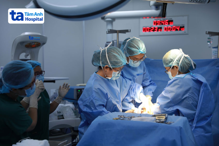 bác sĩ lâm khoa mổ lấy thai