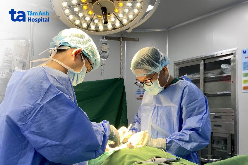 bác sĩ lê ngọc vinh bên phải cùng đồng nghiệp