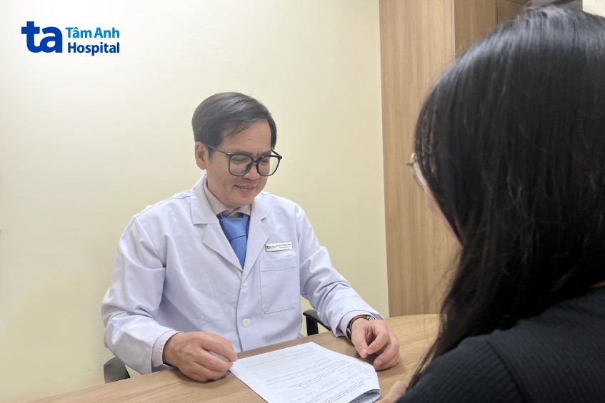 bác sĩ lê ngọc vinh khám cho khách hàng