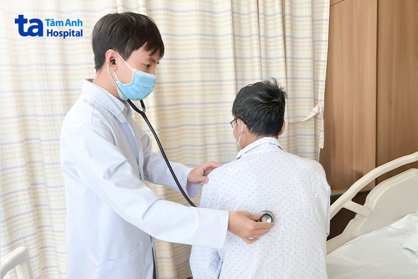 Bác sĩ Luân kiểm tra sức khỏe cho bệnh nhân trước khi xuất viện