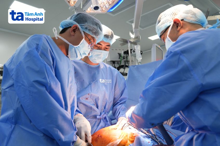 bác sĩ lưu thay khớp háng cho người bệnh