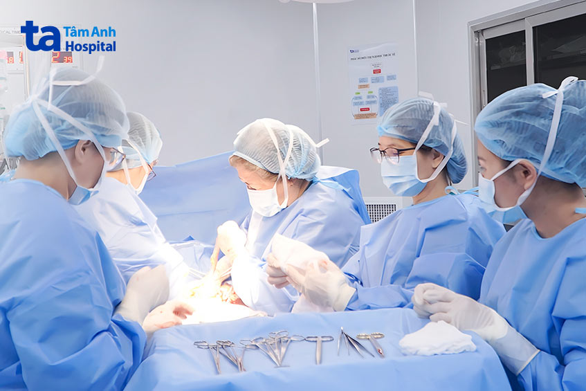 bác sĩ mỹ nhi và ê kíp