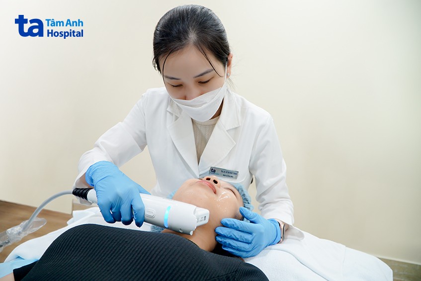 bác sĩ nâng cơ da mặt chảy xệ