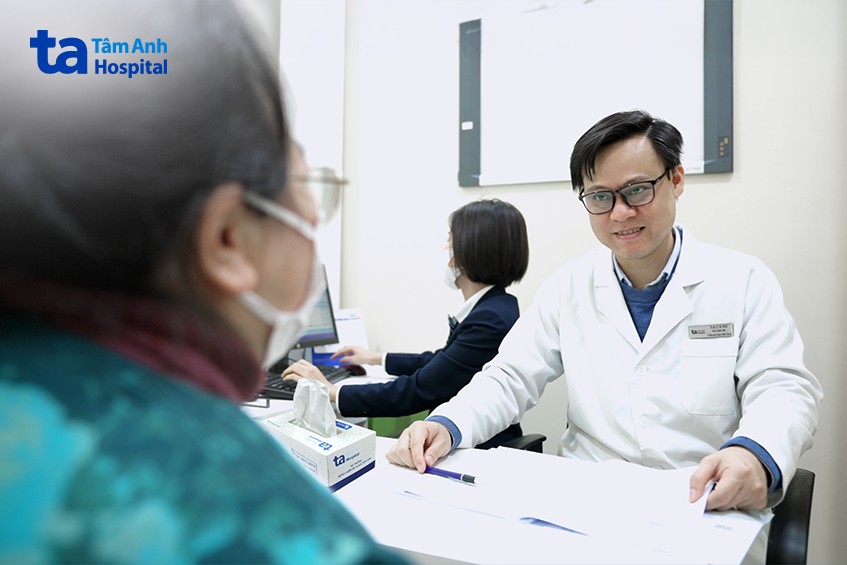 bác sĩ ngọc tư vấn cho bệnh nhân
