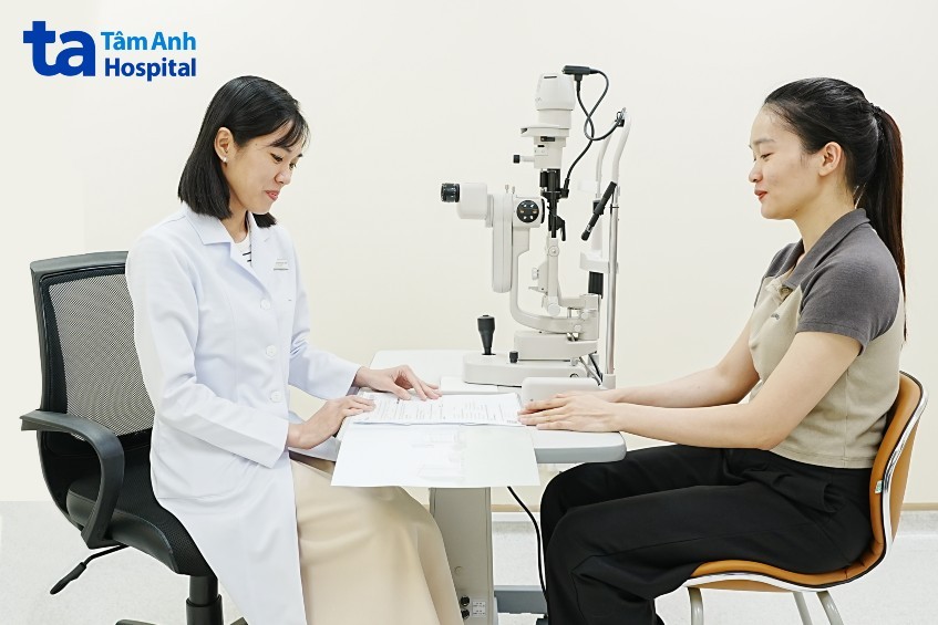 bác sĩ phân tích kết quả khám mắt