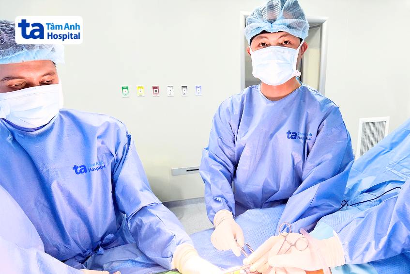 bác sĩ phẫu thuật cho bệnh nhi