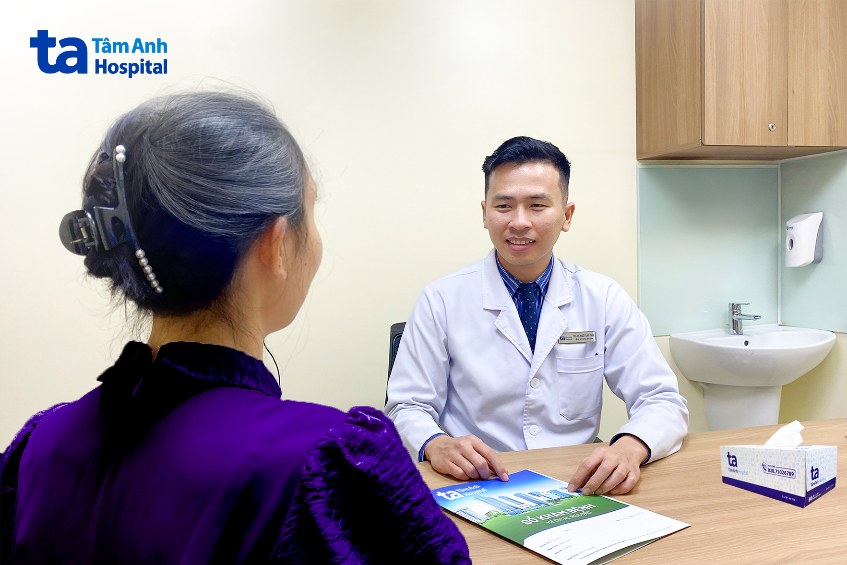 bác sĩ phúc khám cho người bệnh