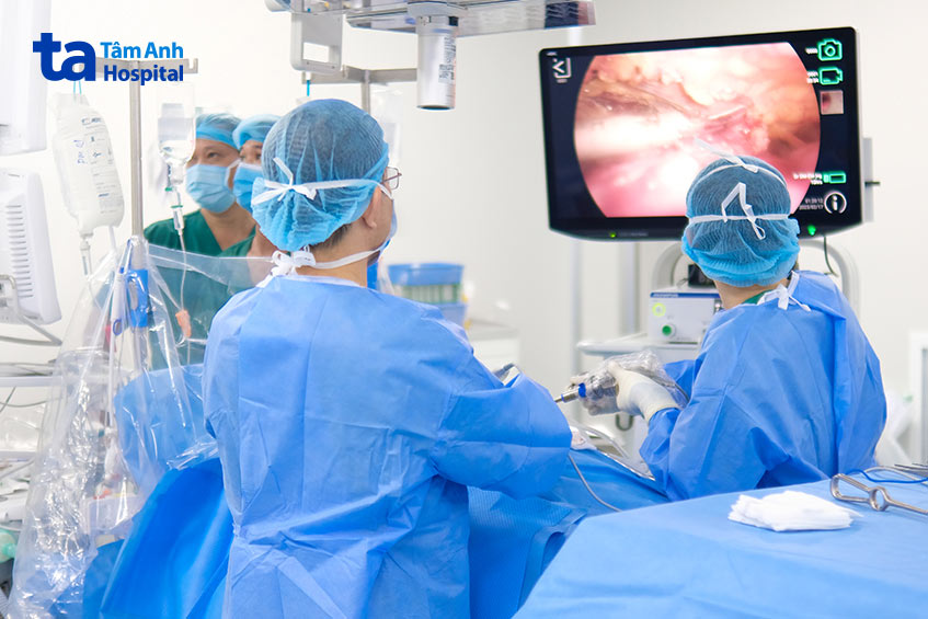 Bác sĩ thực hiện ca mổ nội soi lấy u trung thất cho bệnh nhân