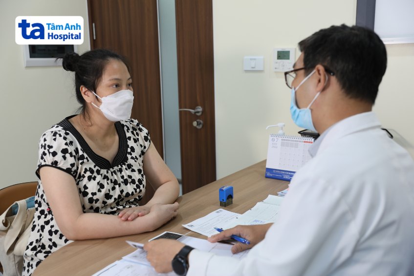 bác sĩ tư vấn sức khỏe trong mùa cúm