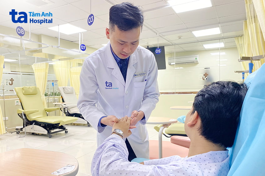 bác sĩ ung bướu tâm anh kiểm tra sức khỏe bệnh nhân