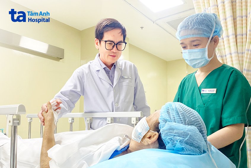 bác sĩ vinh thăm bệnh nhân sau phẫu thuật