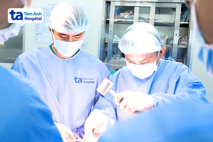 bác sĩ vũ thay khớp háng cho bệnh nhân