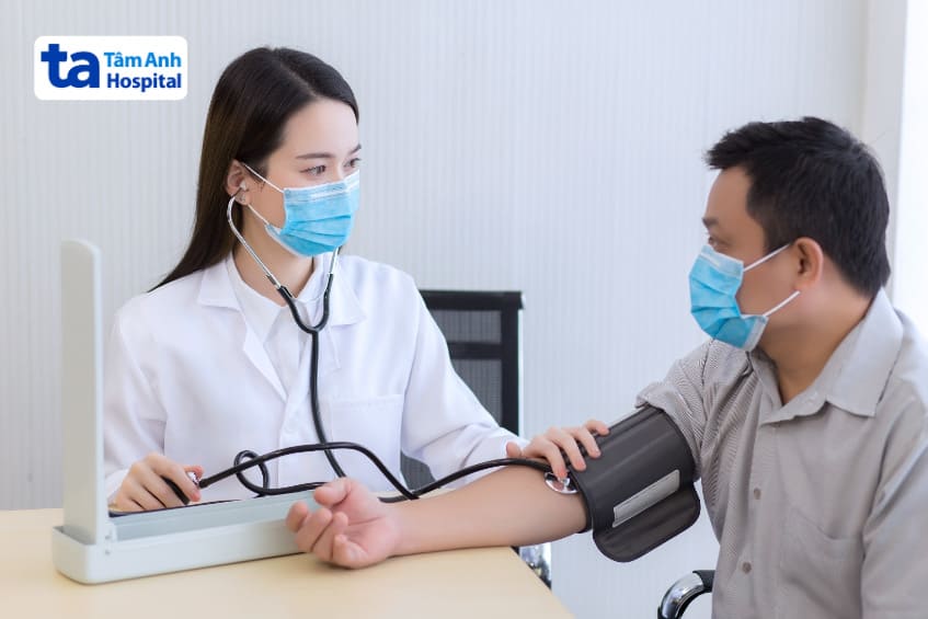bị đau đầu do cao huyết áp nên đi thăm khám sớm