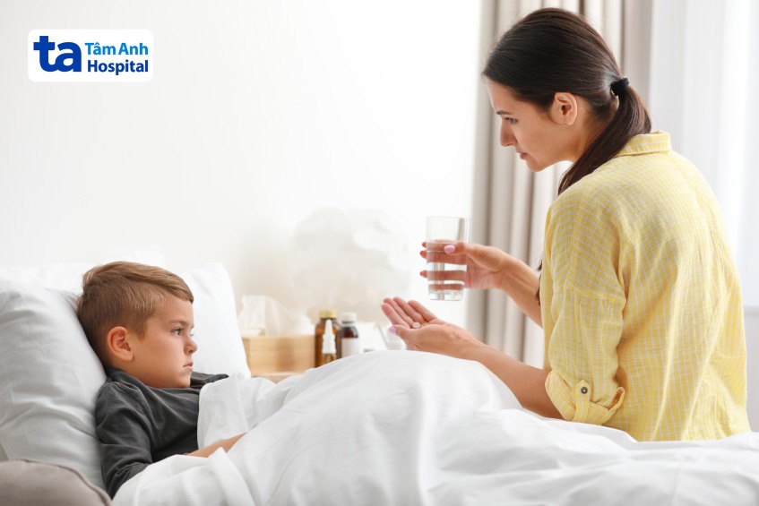 bố mẹ chú ý hạ sốt cho trẻ đúng cách