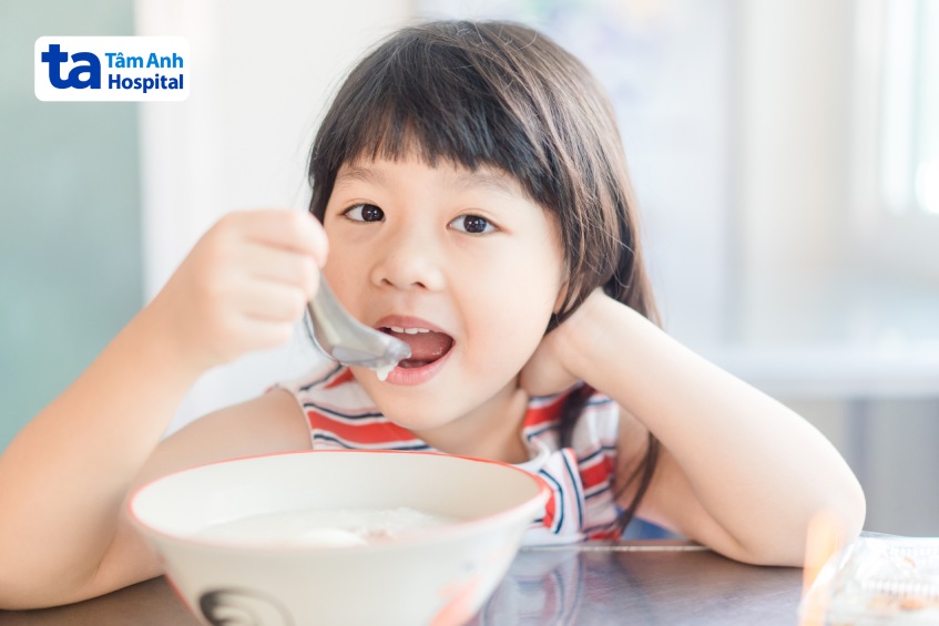 bố mẹ nên cho con ăn các món được nấu kỹ dạng mềm