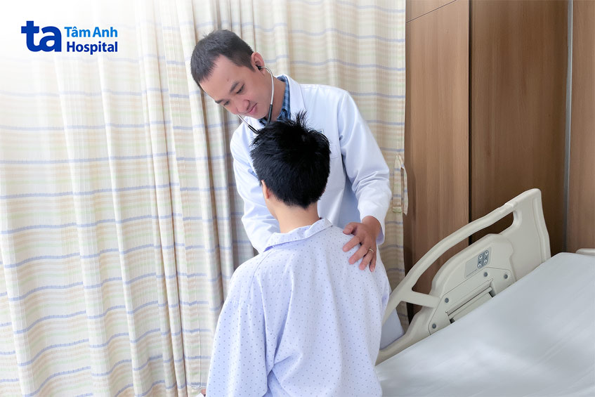 Bác sĩ Danh kiểm tra sức khỏe cho My sau ca can thiệp đặt máy khử rung tim