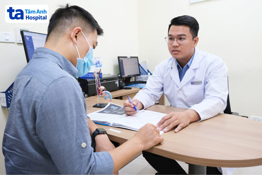 Bác sĩ Danh thăm khám và tư vấn điều trị hỗ trợ sinh sản cho bệnh nhân
