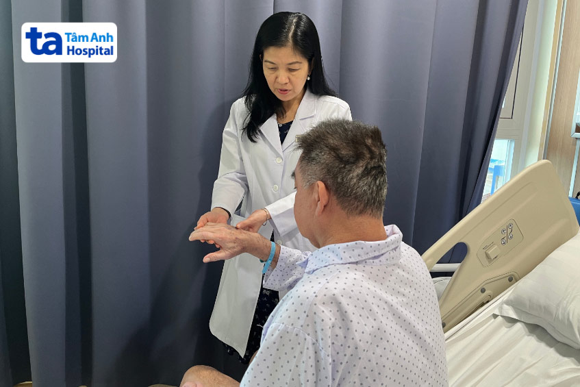 ThS.BS.CKII Huỳnh Thanh Kiều, Trung tâm Tim mạch, Bệnh viện Đa khoa Tâm Anh TP.HCM thăm khám cho bệnh nhân