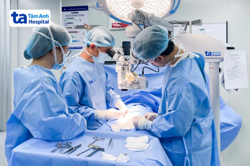 ThS.BS Lê Đăng Khoa (giữa) mổ cho anh Toàn bằng kỹ thuật vi phẫu thắt tĩnh mạch tinh giãn