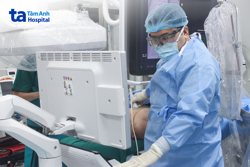 Bác sĩ Phúc siêu âm kiểm tra cho chị Mai sau khi hoàn tất thủ thuật