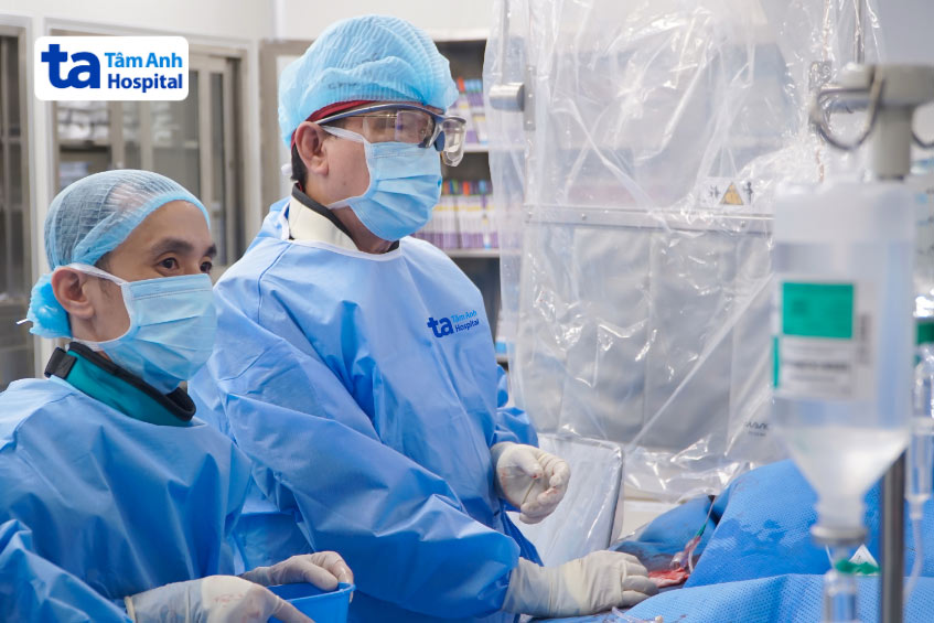 GS.TS.BS Võ Thành Nhân (ngoài cùng bên phải) cùng ê kíp đang đặt stent cho người bệnh