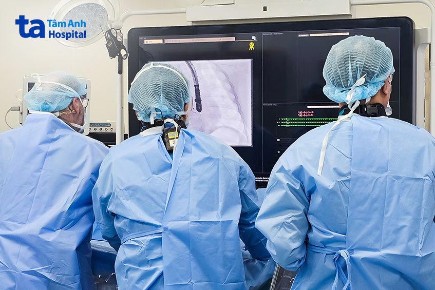 Các bác sĩ đóng lỗ thông cho bé bằng phương pháp can thiệp qua da ít xâm lấn