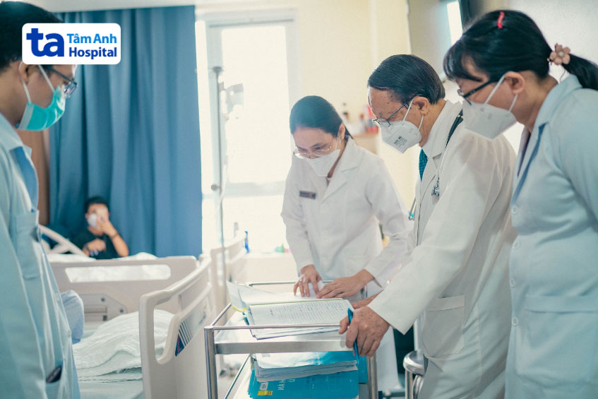 Các bác sĩ nội tim mạch - Bệnh viện Đa khoa Tâm Anh TP.HCM thăm khám, theo dõi tình trạng sức khỏe và đơn thuốc của bệnh nhân