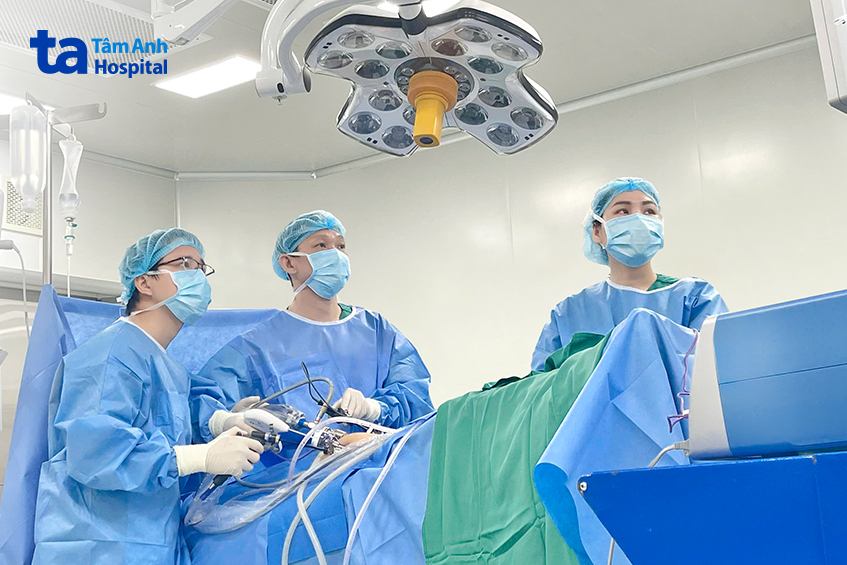 các bác sĩ phẫu thuật nội soi cắt tuyến tiền liệt tận gốc cho bệnh nhân