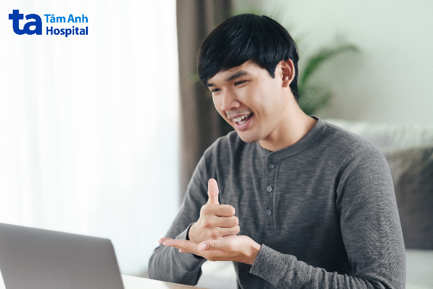 Người câm điếc bẩm sinh học ngôn ngữ ký hiệu