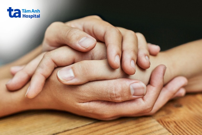 cha mẹ hãy ở bên động viên và đồng hành cùng con