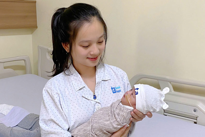 chị hải bế con trước khi xuất viện