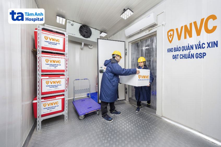 chuyển vắc xin vào kho lạnh tại vnvc